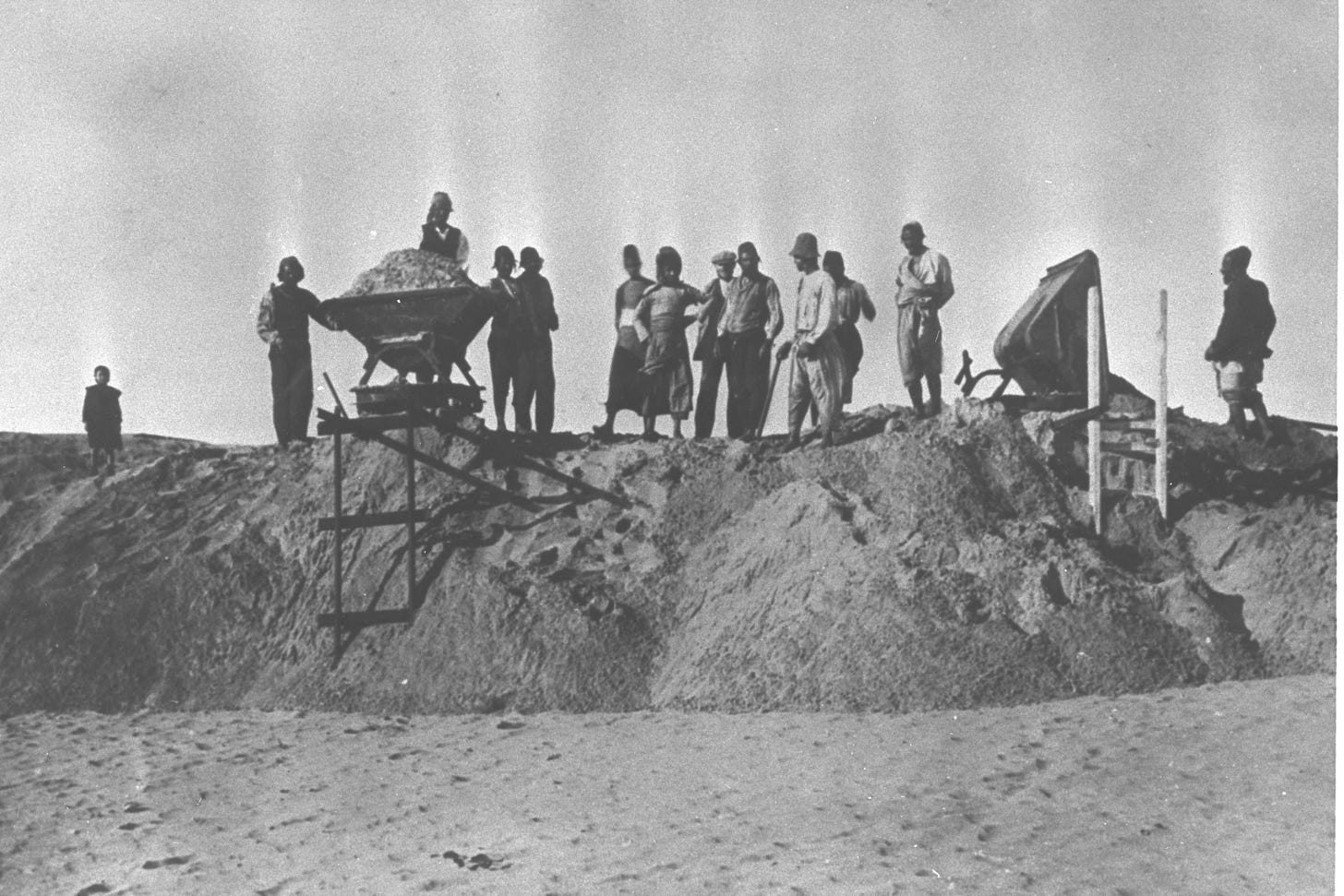 File:GROUP OF YEMENITE PIONEERS LEVELLING SAND DUNES FOR STRREET (NAHALAT  BENYAMIN ) IN TEL AVIV. עולים מתימן מיישרים דיונות חול לשם סלילת כביש (נחלת  בנימי.jpg - Wikimedia Commons