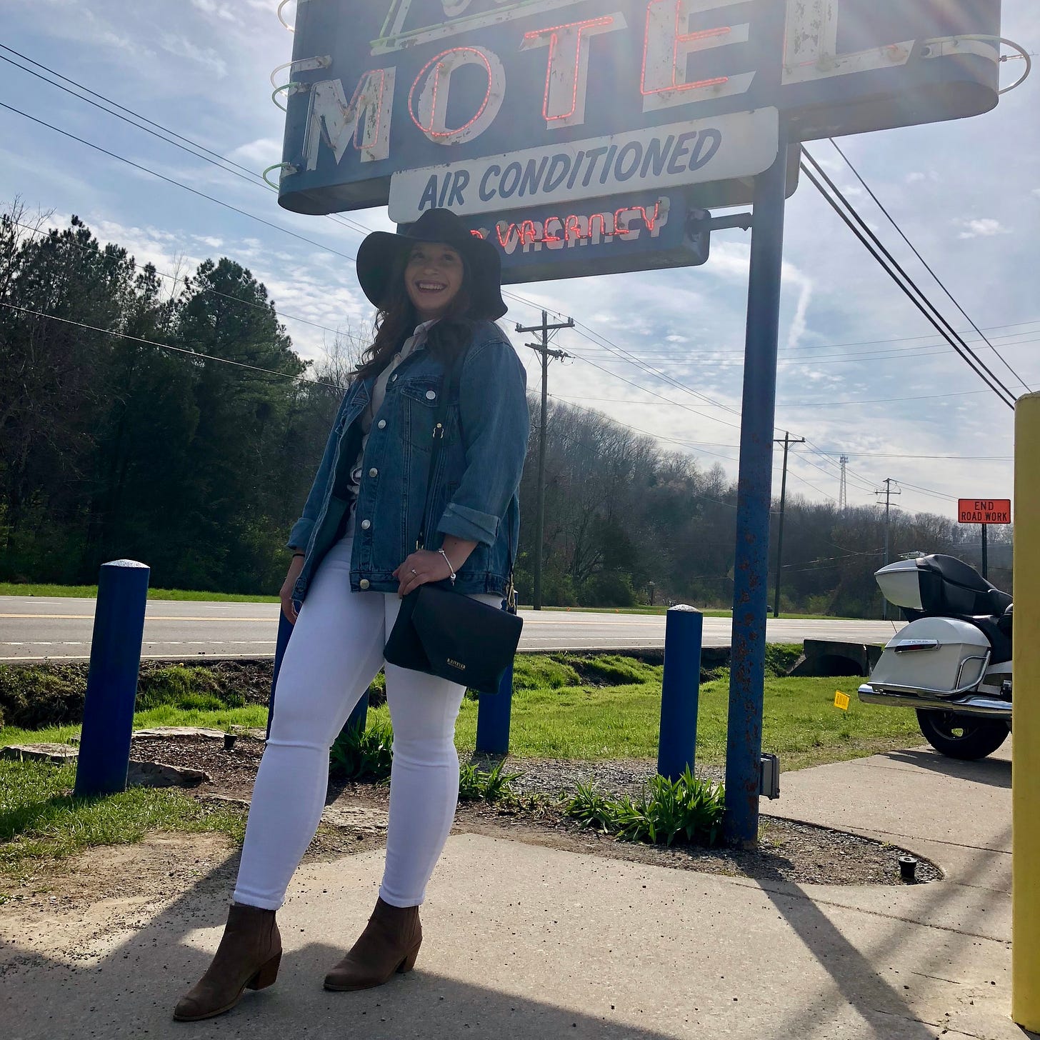 Everything I Wore in Nashville - Nashville Outfit Ideas - loveless cafe picture ideas - white jeans outfit ideas - black hat outfit ideas - denim jacket outfit - jean jacket outfit