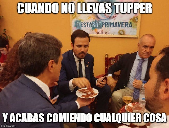 Fotografía del ministro Garzón comiendo jamón. Texto sobreimpreso: "Cuando no llevas tupper y acabas comiendo cualquier cosa"