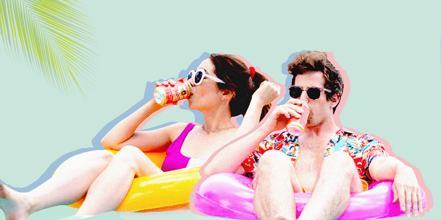 uma mulher e um homem brancos, cada um flutuando em uma boia colorida, tomando uma latinha de cerveja e de oculos escuros ao sol
