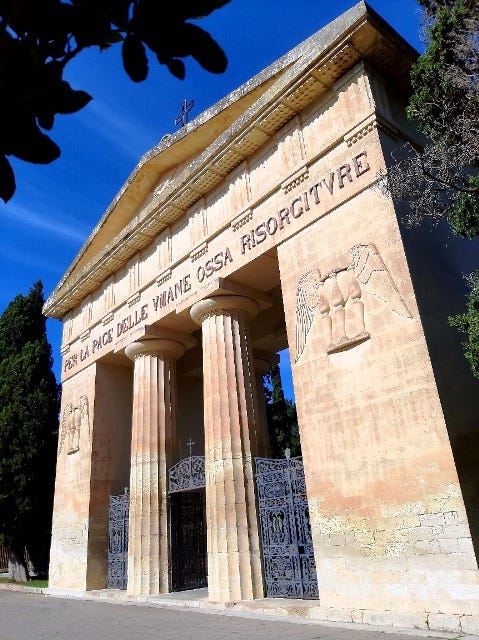 Facciata all'ateniese dell'ingresso al Cimitero Monumentale di Lecce