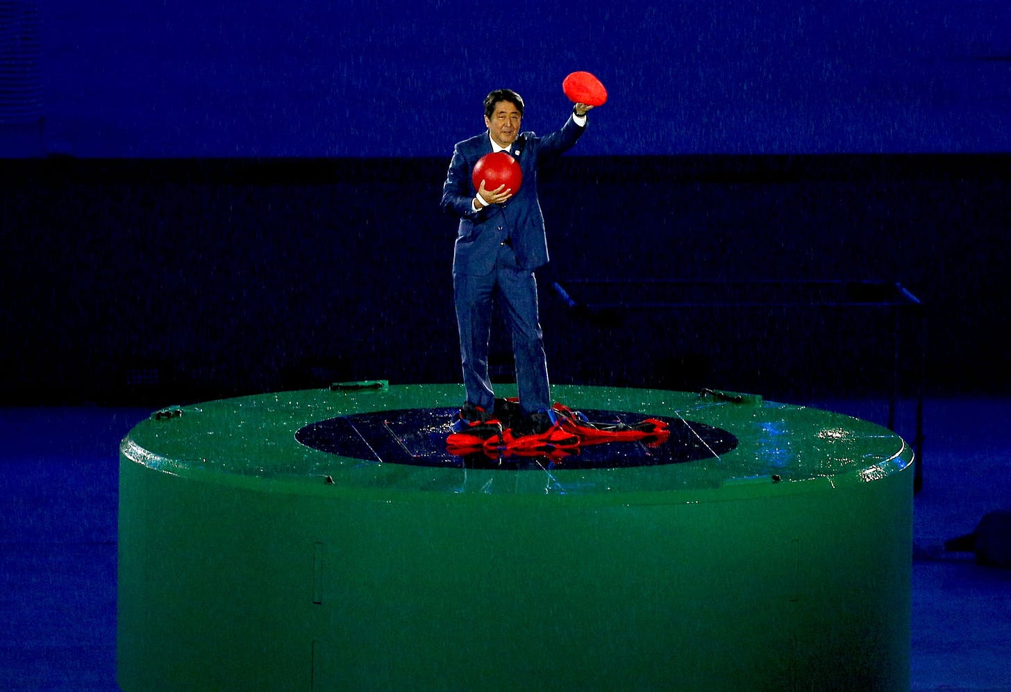 Japan&#39;s PM emerges from green pipe dressed as Mario, accepts Olympic torch  | Ars Technica