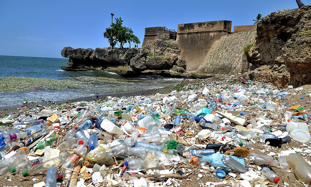 El Malecón de Santo Domingo se ahoga en plásticos