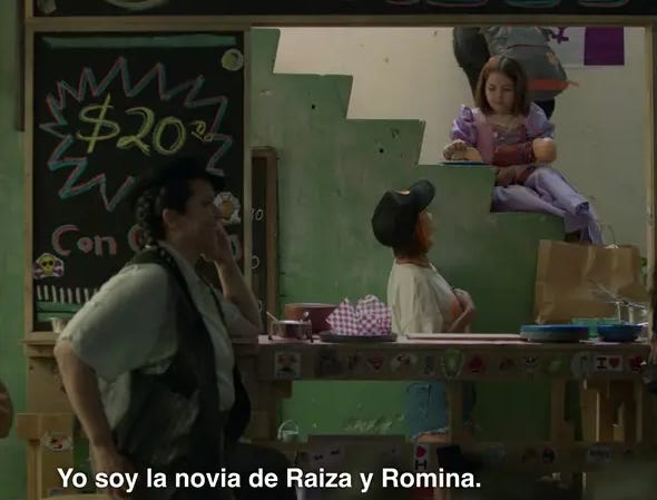 La piccola protagonista della serie, Andrea, seduta su una scala parla con due ragazze che preparano tacos al bar. Una delle ragazze dice: "Yo soy la novia de Raiza y Romina".