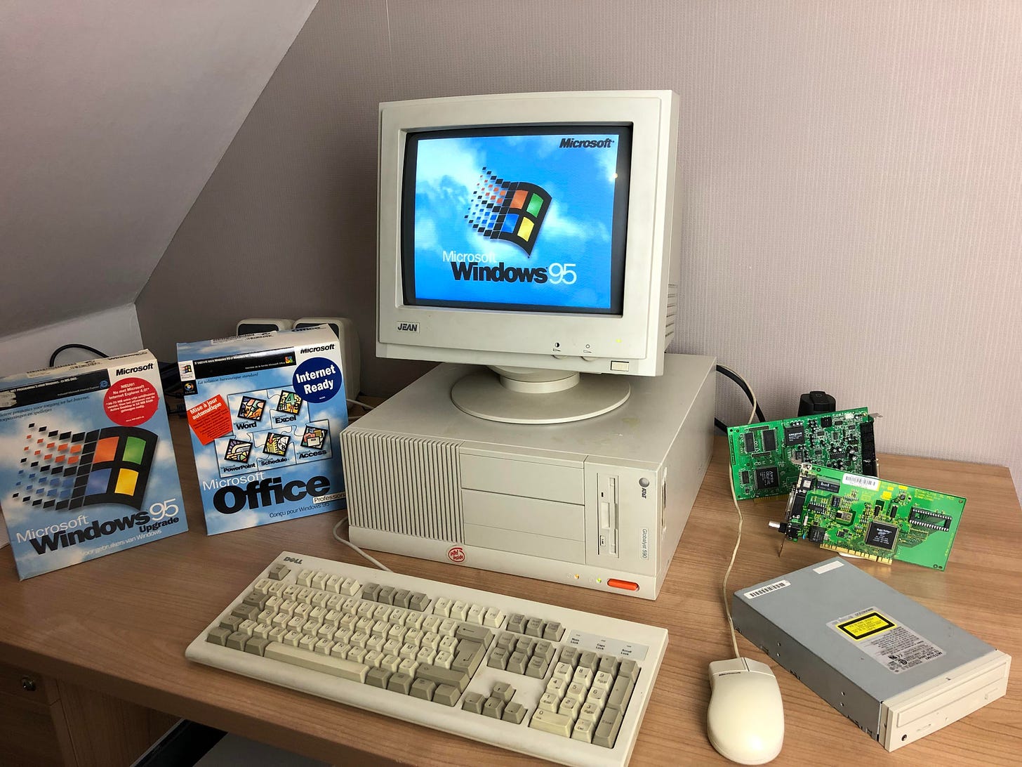 My AT&T Globalyst 590 - One of the early pentium PCs (clocked at 66Mhz),  1994 : r/retrobattlestations