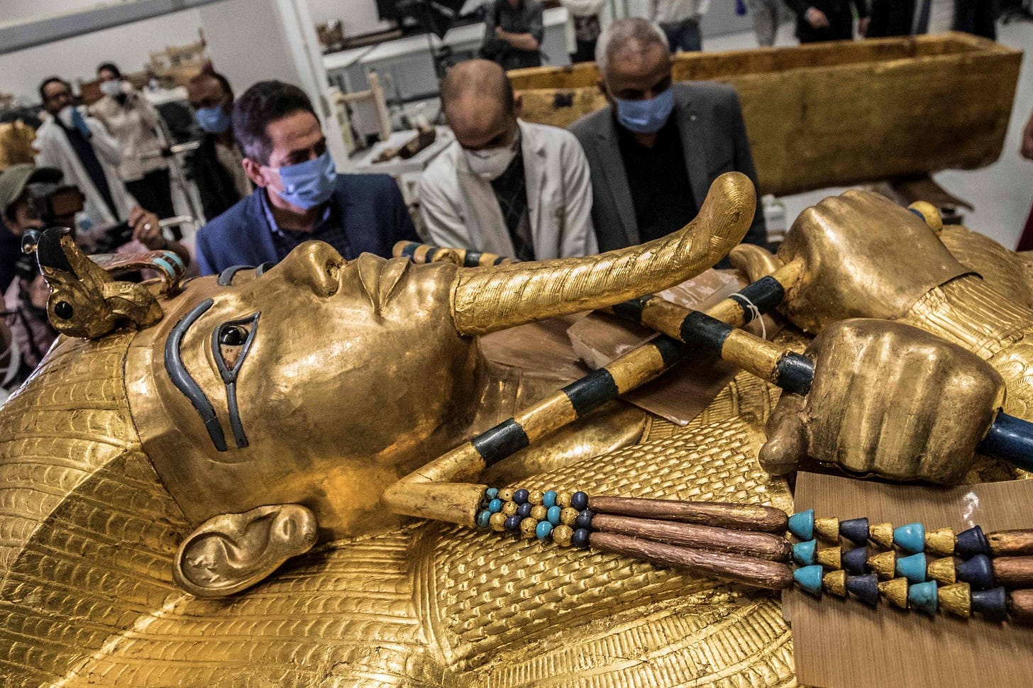 The golden sarcophagus of the ancient Egyptian Pharaoh Tutankhamun, who reigned between 1342 and 1325 BC, as it lies for restoration at the restoration lab of the Grand Egyptian Museum in Giza on the southwestern outskirts of the capital Cairo. | AFP-JIJI