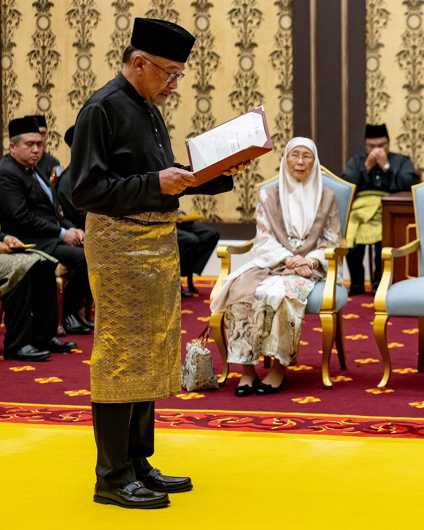 Anwar Ibrahim being sworn-in as Malaysia’s prime minister on November 24, 2022; his wife and former deputy prime minister Dr Wan Azizah Wan Ismail is seen in the background (Image: Twitter/@anwaribrahim)