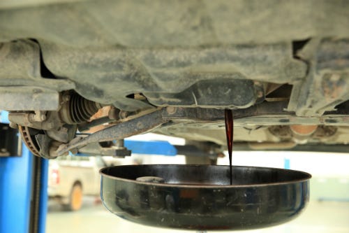 Por qué se pone negro el aceite de motor? - AMSOIL Blog Latinamérica