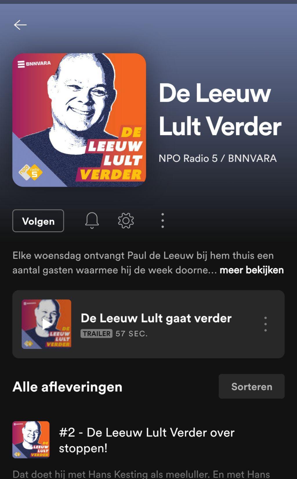 Screenshot van Spotify, de overzichtspagina van De Leeuw Lult Verder. Op het artwork zie je paul de leeuw, de titel en de logo's van NPO Radio 5 en BNNVARA
