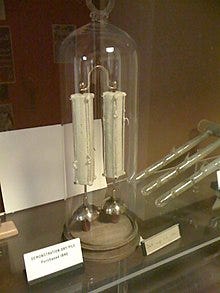 https://upload.wikimedia.org/wikipedia/commons/thumb/5/54/Oxford_Electric_Bell.jpg/220px-Oxford_Electric_Bell.jpg