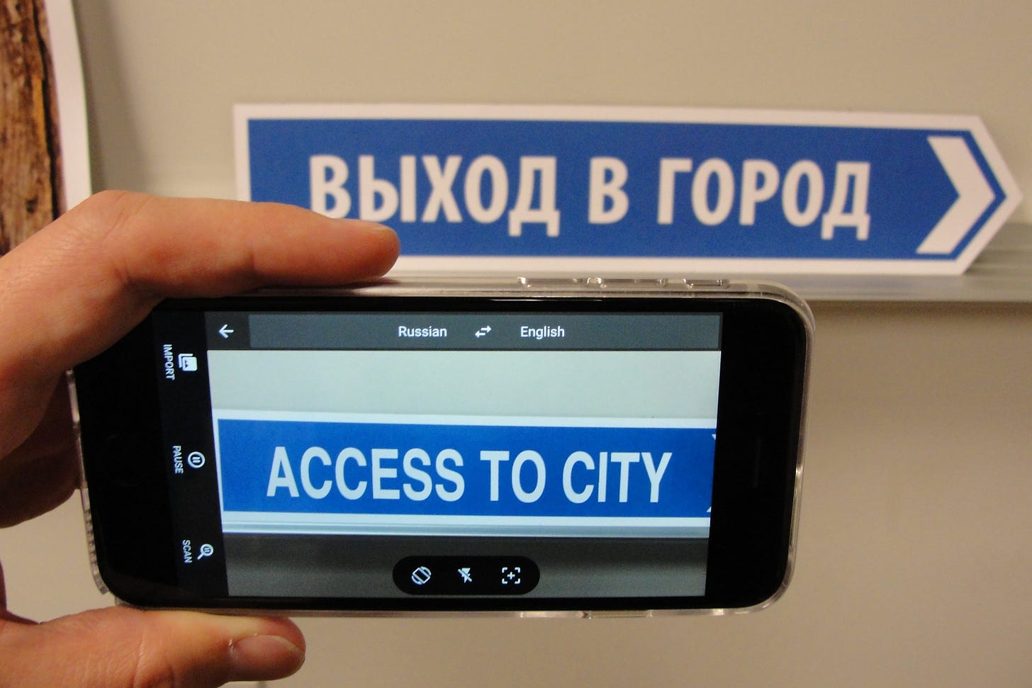 O aplicativo do Google Translator possui uma função de traduzir textos ao vivo com realidade aumentada, utilizando a câmera do dispositivo.