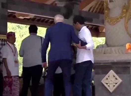 Joe Biden tersandung di Bali, Indonesia
