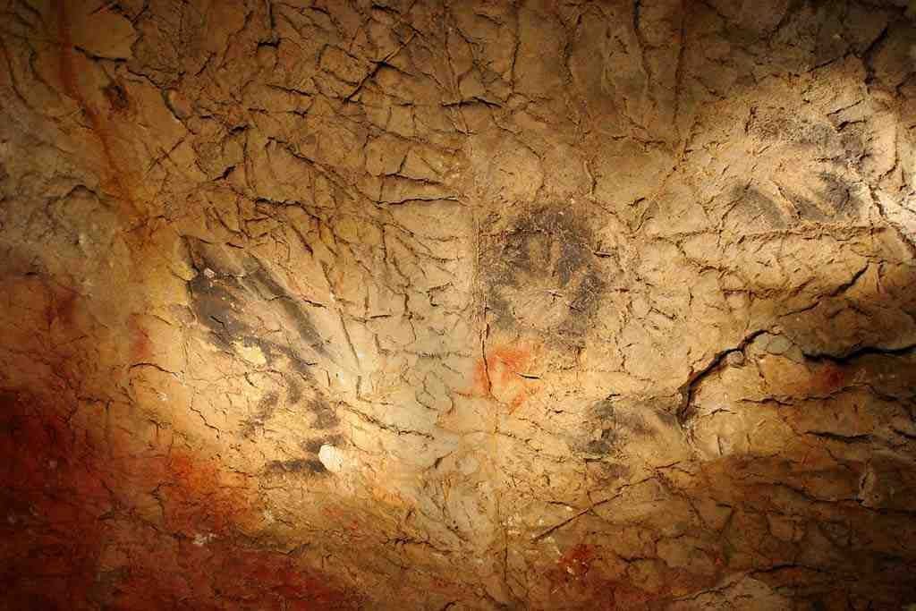 Grotte de Gargas. French Pyrenees. Many of the hand stencils in this cave  are missing fingers. Many theories about thi… | Rock art, Sense of sight,  Abstract artwork