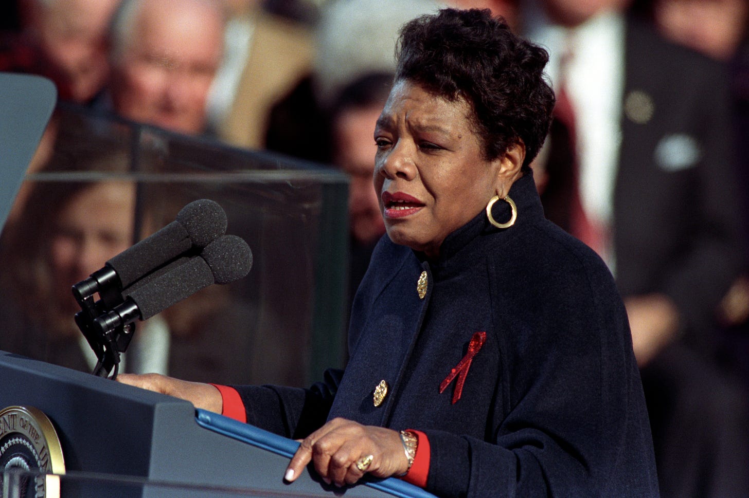 https://upload.wikimedia.org/wikipedia/commons/b/b4/Angelou_at_Clinton_inauguration.jpg