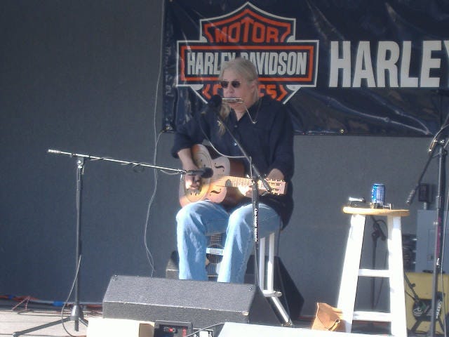 Local bluesman Chris English played and sang a number of venerable blues standards and hawked his CD's while he was at it. It was good stuff to eat ribs and drink a beer by.