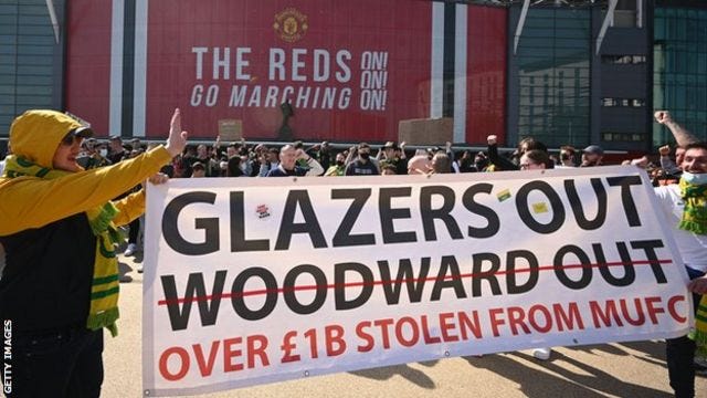 European Super League: Manchester United fans protest against Glazer family  - BBC Sport