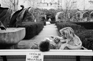 May be a black-and-white image of child, outdoors and text that says 'C0C CESTA SE V ZIME NEUDRŽUJE'