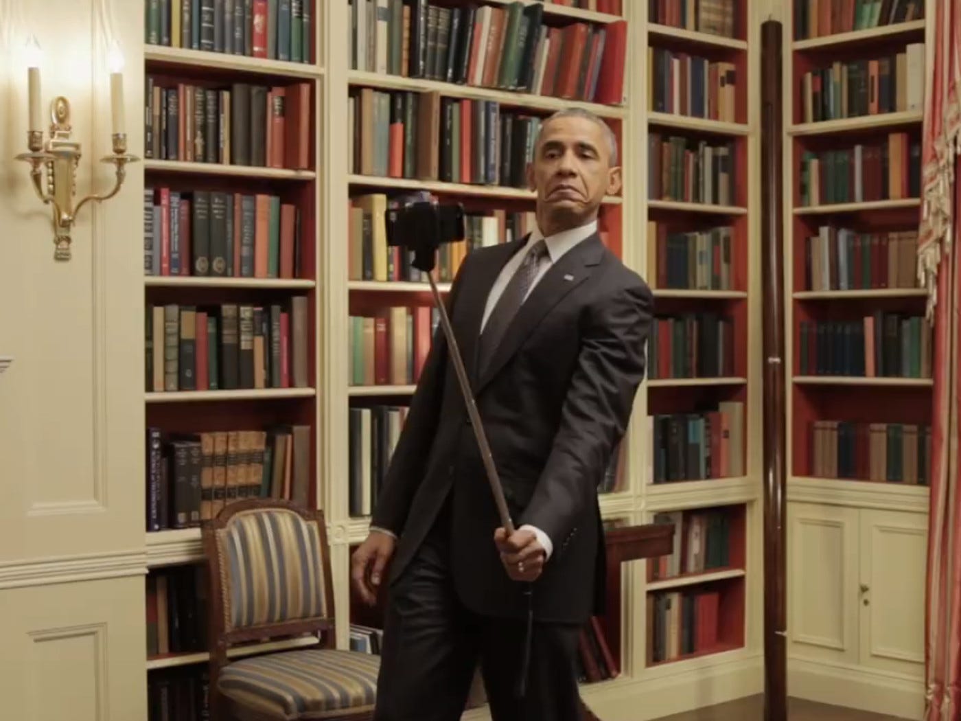 Here&#39;s a video of Obama using a selfie stick - The Verge
