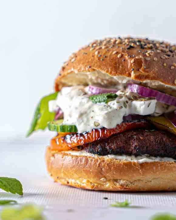 Griekse lamsburger met yoghurt-muntsaus en feta