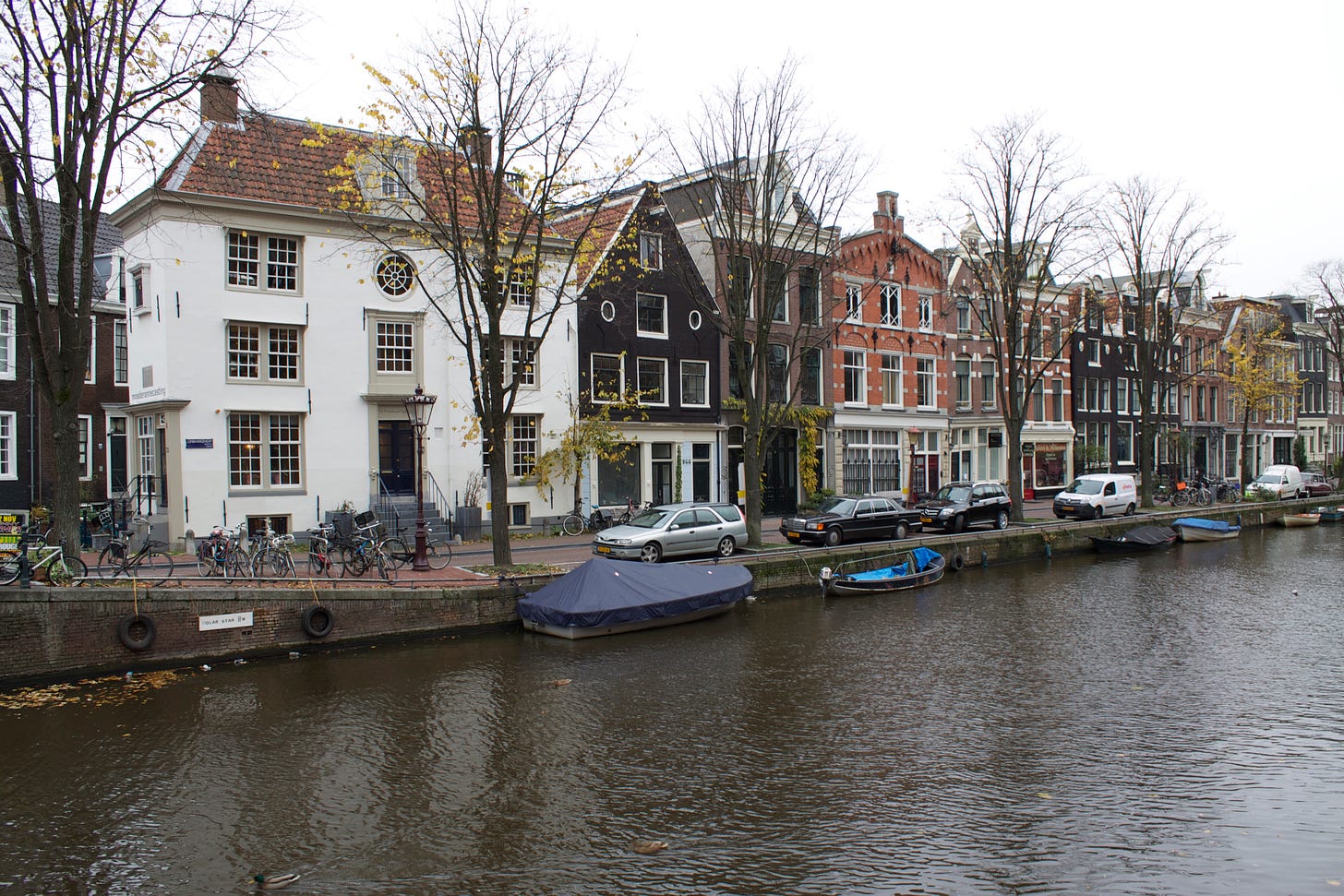 https://upload.wikimedia.org/wikipedia/commons/8/83/Amsterdam_%2C_Netherlands_-_panoramio_%28127%29.jpg