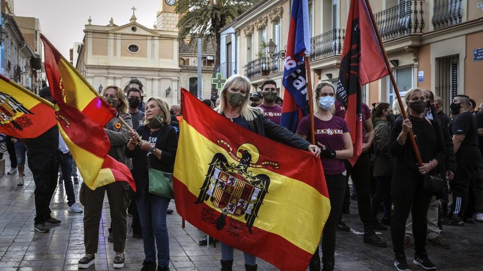 Un barrio de València planta cara a una marcha fascista con una  concentración y una cacelorada