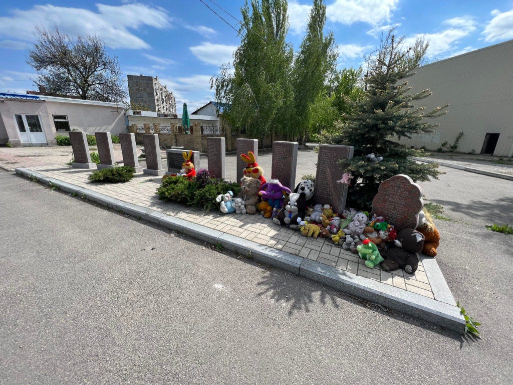 A monument to the more than 200 dead civilians in the Petrovsky District / credit: Fergie Chambers
