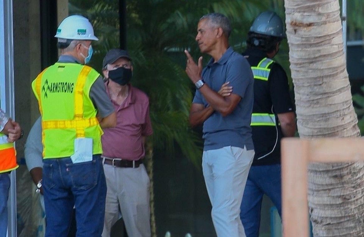 Obama tanpa mengenakan masker berbicara dengan para arsitek rumah barunya.