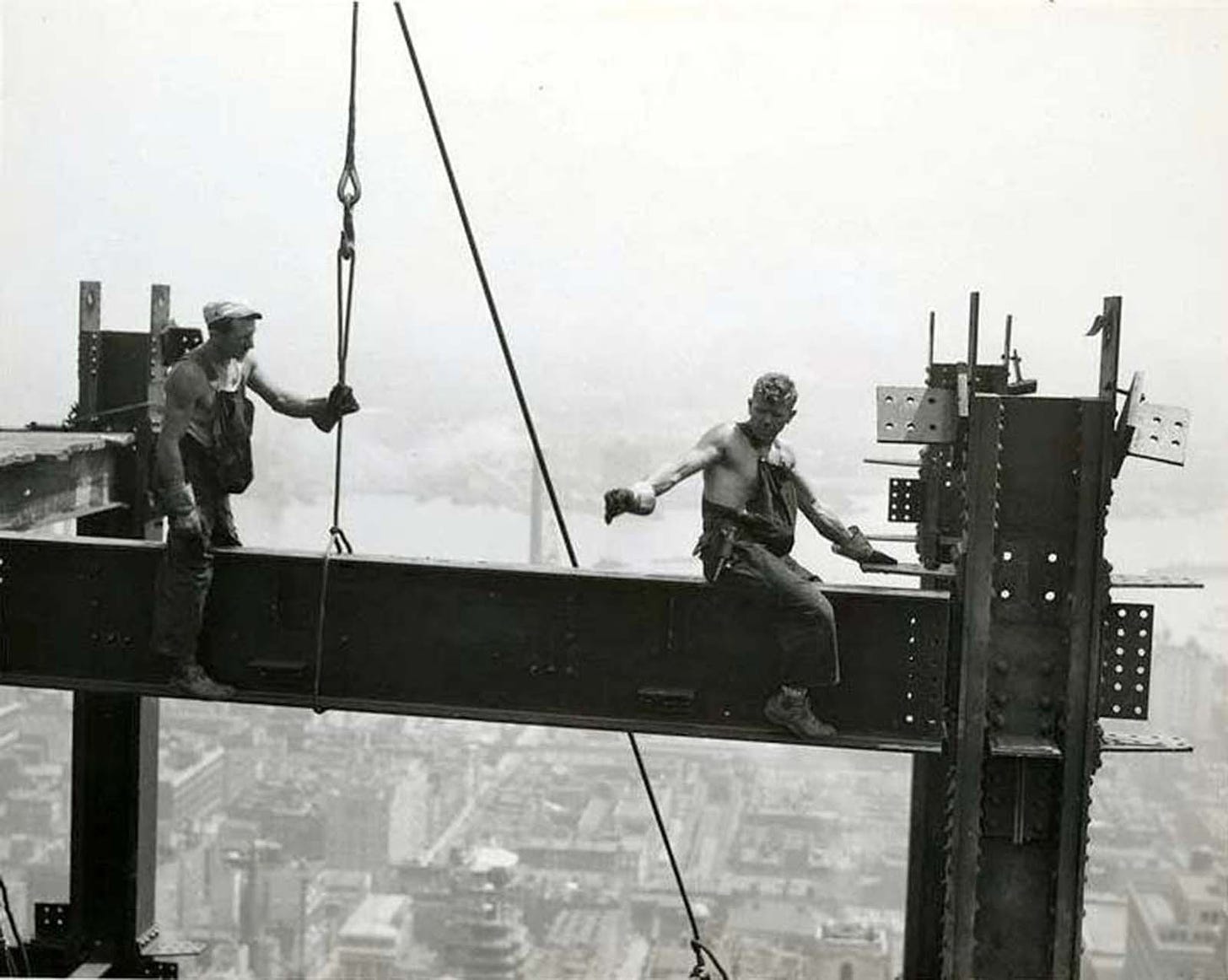 The daredevil sky boys who built the Empire State Building, 1930-1931 -  Rare Historical Photos