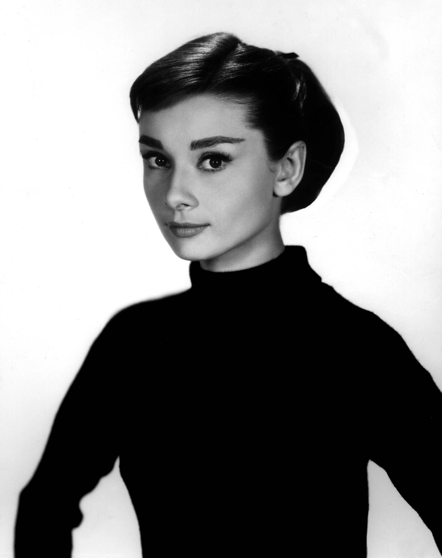 Audrey Hepburn viste un jersey negro