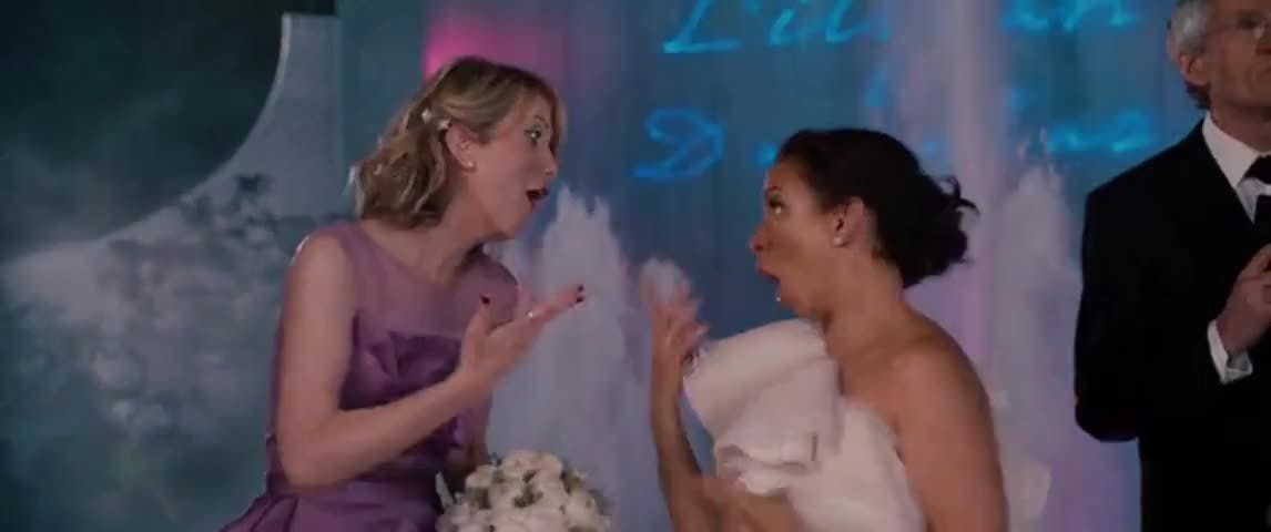 Annie and Lillian singing during the wedding at the end of 'Bridesmaids'