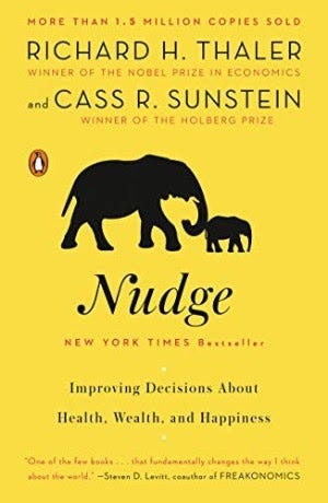 Capa do livro Nudge: Improving Decisions About Health, Wealth, and Happiness, de Richard H. Thaler e Cass R. Sunstein