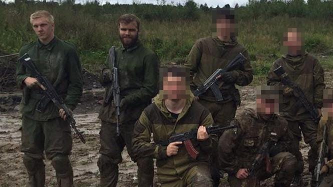 Anton Thulin och Viktor Melin vid paramilitär träning i Ryssland.