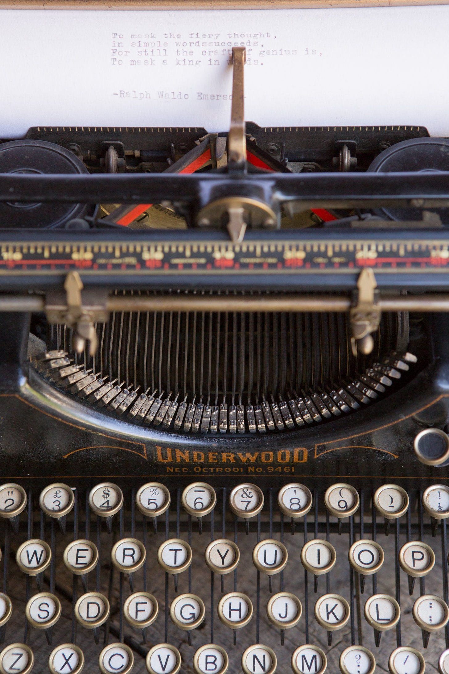 Máquina de escrever da Underwood, com marteletes que contêm as letras minúsculas e maiúsculas das letras. Ao pressionar a telca 