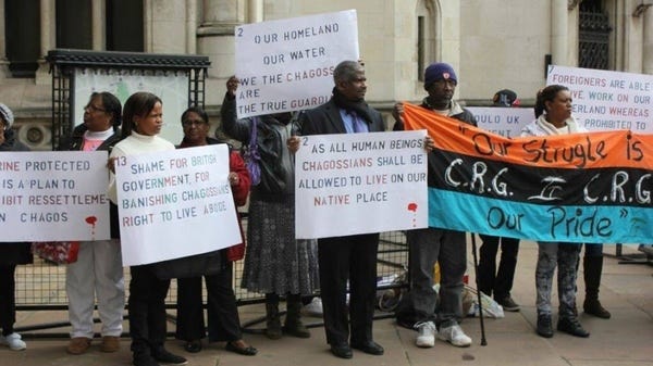 Un grupo de refugiados chaguenses protestan en Londres