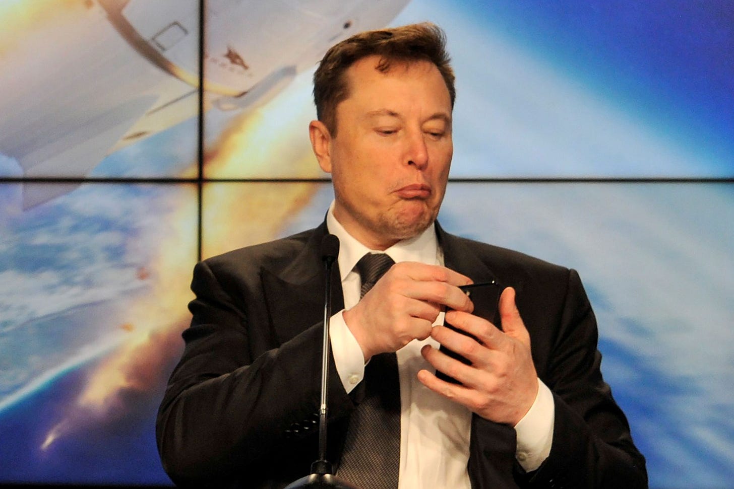 Un Clubhouse equivocado se disparó en la bolsa gracias a Elon Musk | Radio  Pasión Argentina