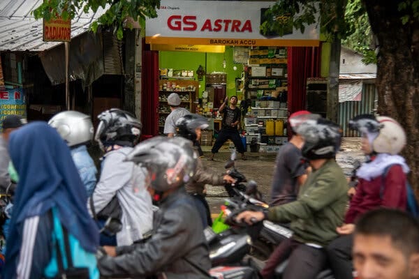 On any normal day in the Indonesian capital, Jakarta, the sport’s enormous popularity is visible. During early morning rush hour earlier in the year, mechanics practiced while waiting for clients.