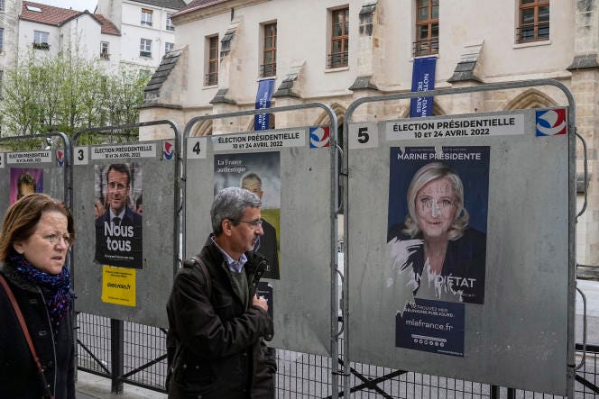 Affiches de campagne avant le premier tour de l’élection présidentielle, le 6 avril 2022 à Paris.