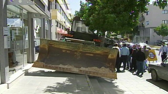 Cyprus bailout: Man threatens bank with bulldozer - BBC News