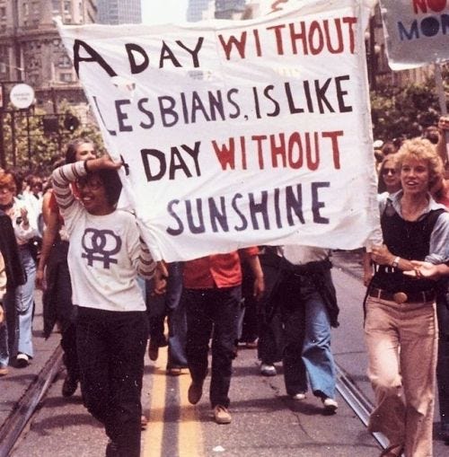 “LESBIANS ARE BEAUTIFUL” – “A DAY WITHOUT LESBIANS IS LIKE A DAY WITHOUT SUNSHINE,” Gay Freedom Day Parade, San Francisco, California, June 1979. Photographer unknown, c/o @chicagotribune.
.
In the late 1970s, as former beauty queen, singer,...