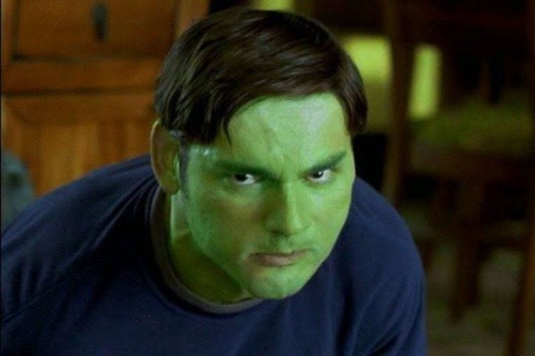 Eric Bana a media transformación en Hulk (2003). 