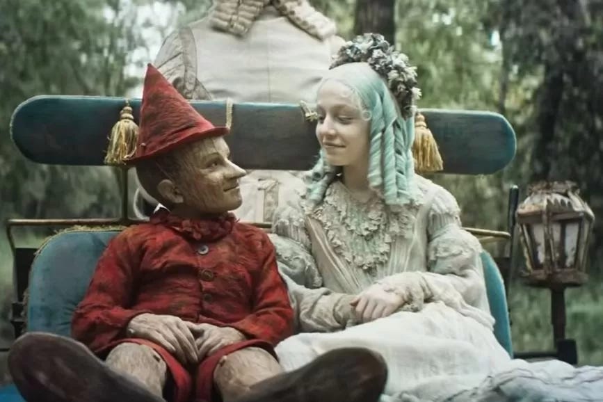 The Fairy with Torquoise Hair (Alida Baldari Calabria) and Pinocchio (Federico IIelapi) in Pinocchio (2019).