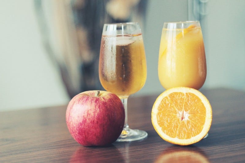 Apple and orange, apple juice and orange juice