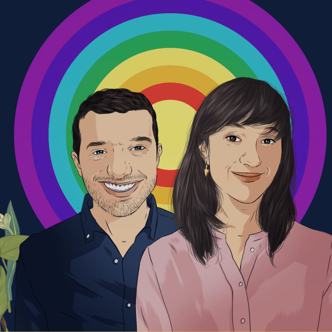 Getekende afbeelding. Op de achtergrond een grote cirkelvormige regenboog. Op de voorgrond de hosts: links Dominic (kort zwart haar, lichte baardgroei en een blauw shirt) en rechts Katy (lang zwart haar, roze shirt en oorbellen in)