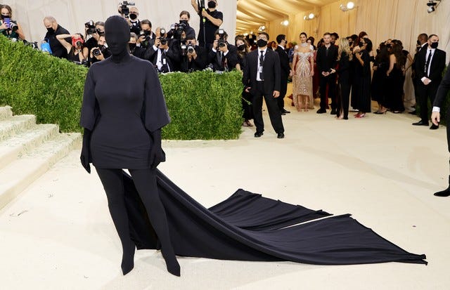 Kim Kardashian explica como seu look para o Met Gala 2021 está de acordo  com o tema do evento - Vogue | moda