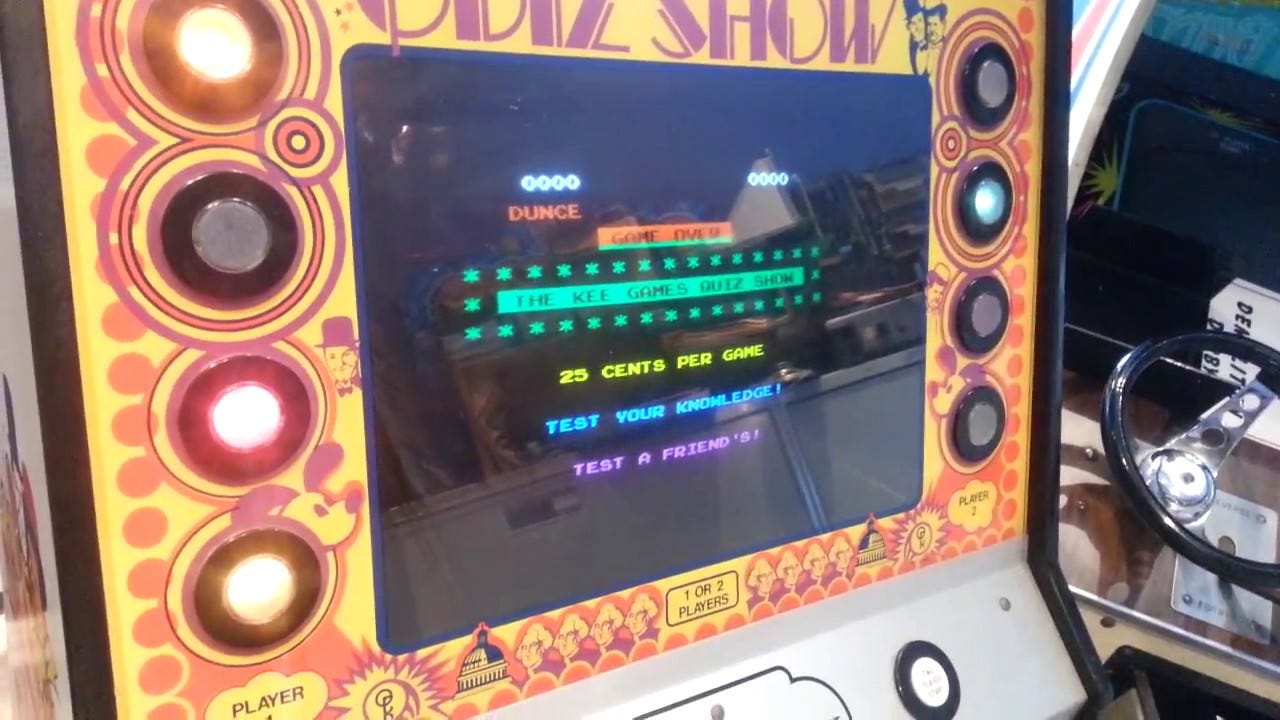 A máquina do jogo Quiz Show, lançado pela Kee Games em 1976.