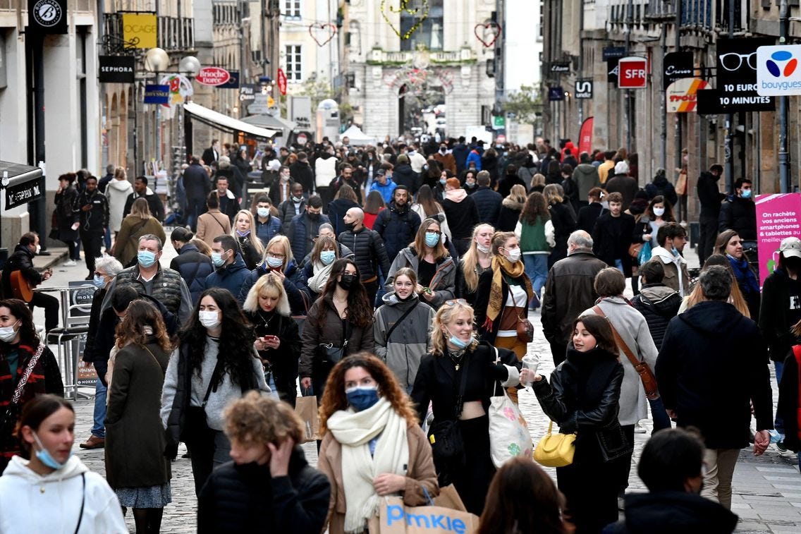 La foule dans l'une des principales rues du centre-ville de Rennes, le mardi 28 décembre 2021.