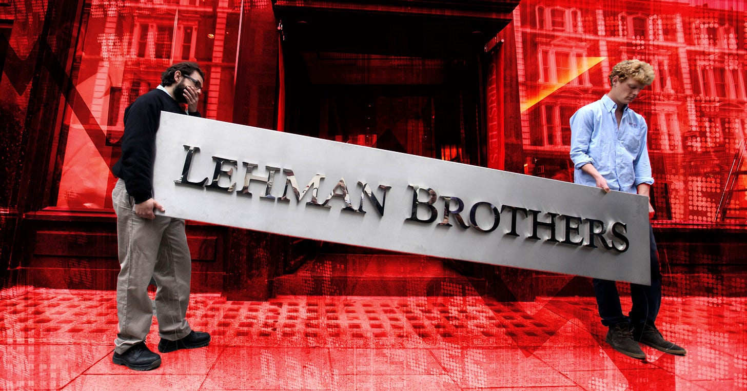 Empleados transportando el cartel de Lehman Brothers