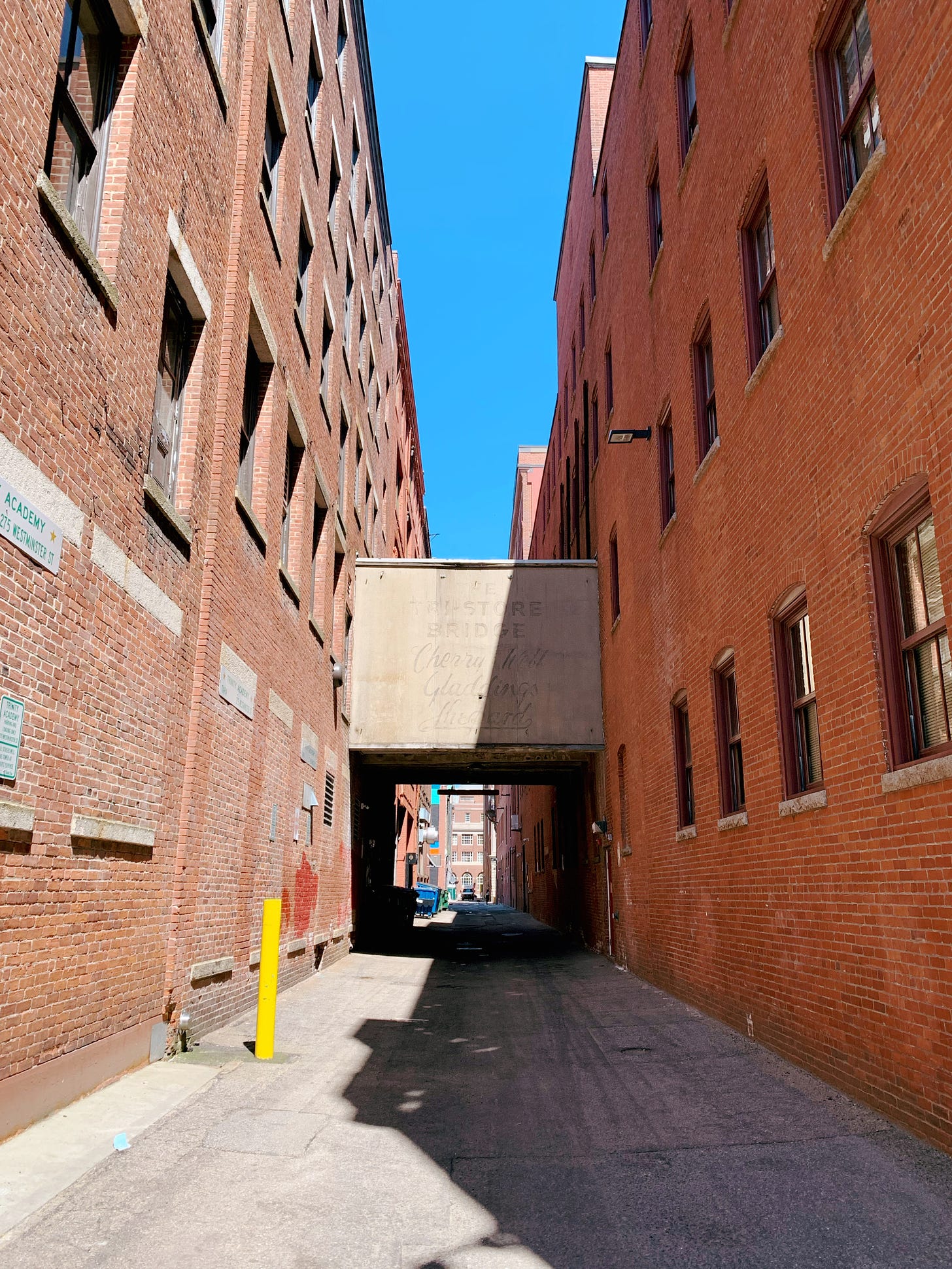 Elevated connector between two buildings