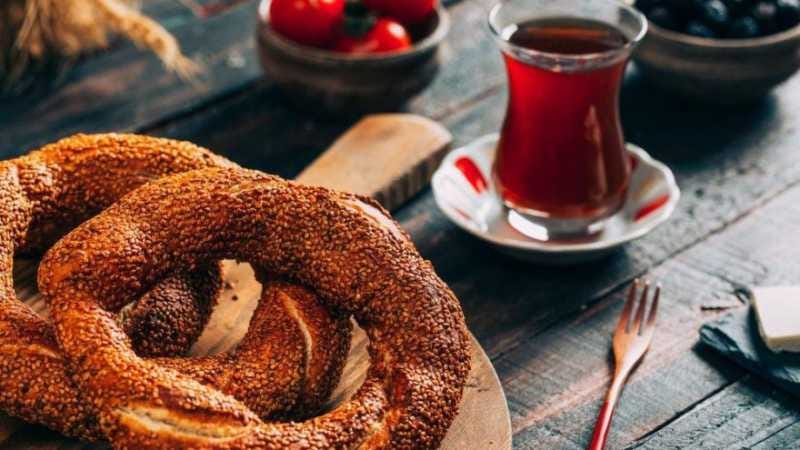 People in Turkey usually have simit for breakfast and it always has a ring shape.