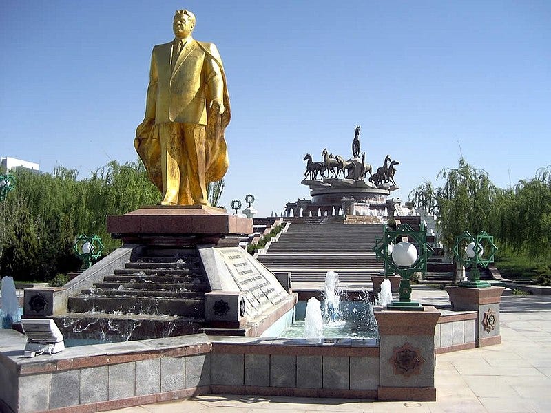 File:Golden Statue of Saparmurat Niyazov (5730563311).jpg